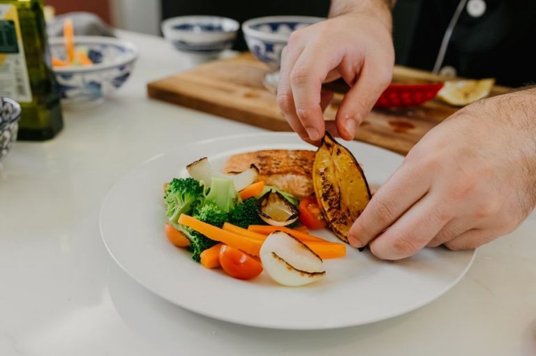 paleo meal with low-fermentation vegetables and protein