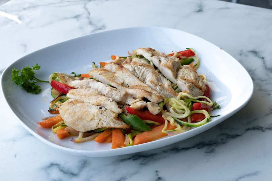 Low fermentation meal of chicken and low starch vegetables for SIBO