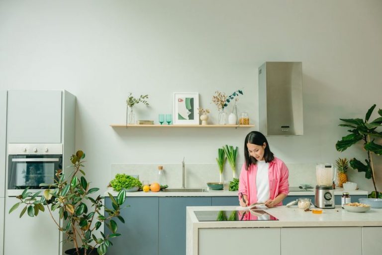 Keeping a detailed food and symptom log