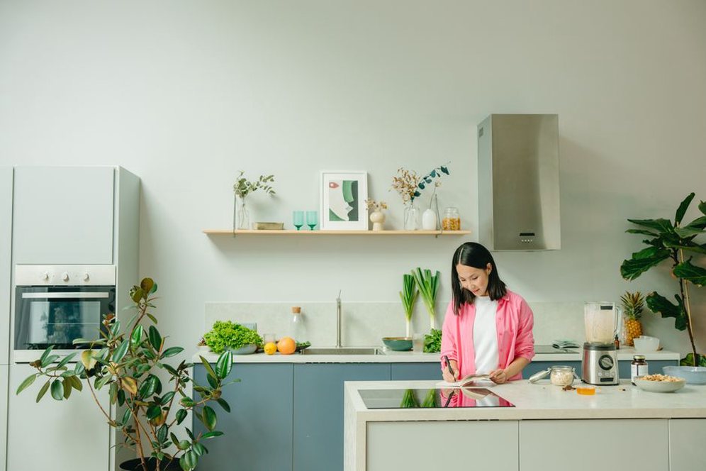 Keeping a detailed food and symptom log
