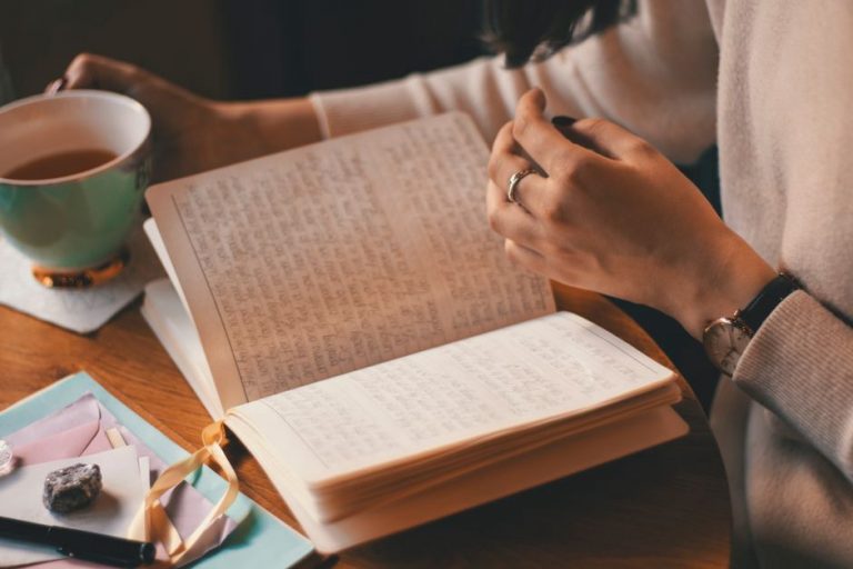 Journaling meals and symptoms in a daily health log