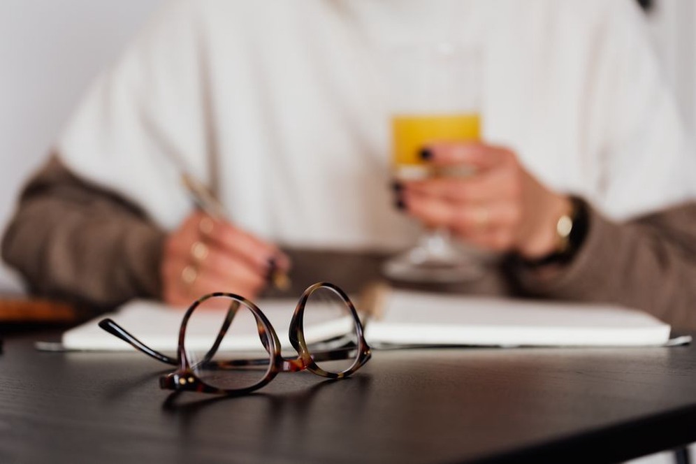 A food diary helps track meals and symptoms during an elimination challenge