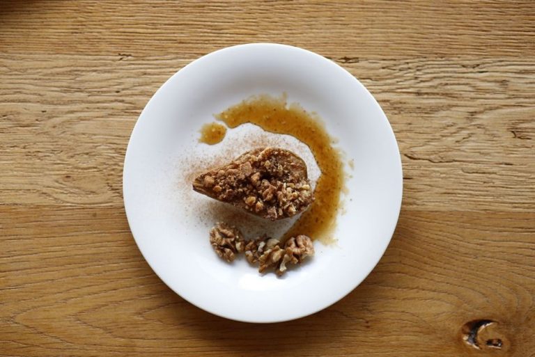 Warm pears with cinnamon and a nut topping