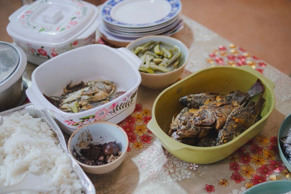 A shared dinner with separate vegetable sides
