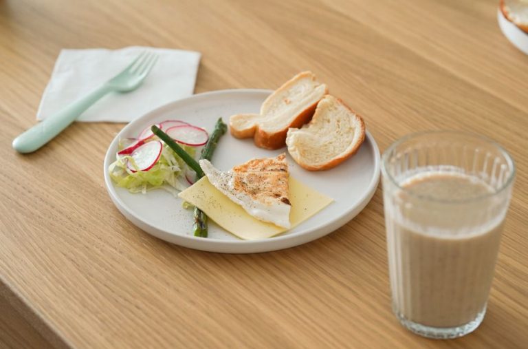 Meal notes beside a plate of vegetables and fish