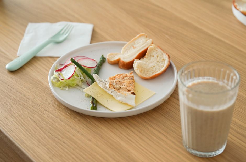 Meal notes beside a plate of vegetables and fish