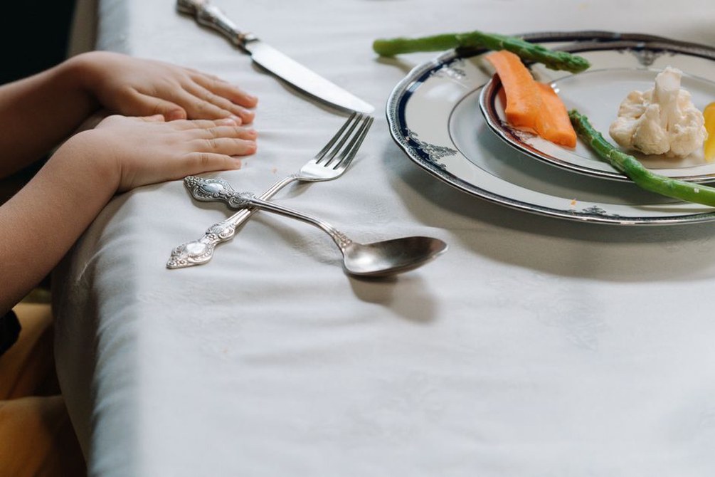 A serene table setting promoting mindful eating