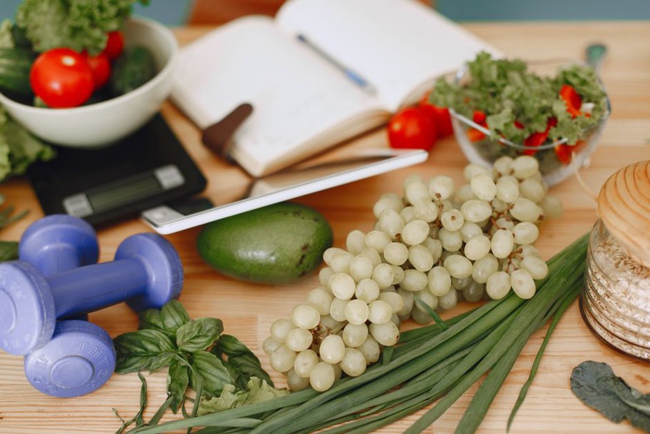Meal notes beside a simple vegetable dinner