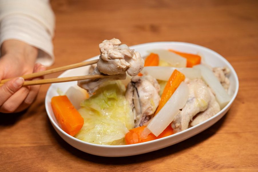 A seated lunch with cooked vegetables and chicken