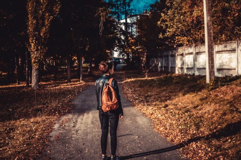 A relaxed walk on a level path