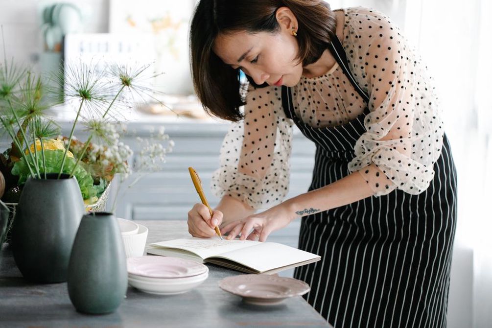 Notes beside a simple meal help track changes