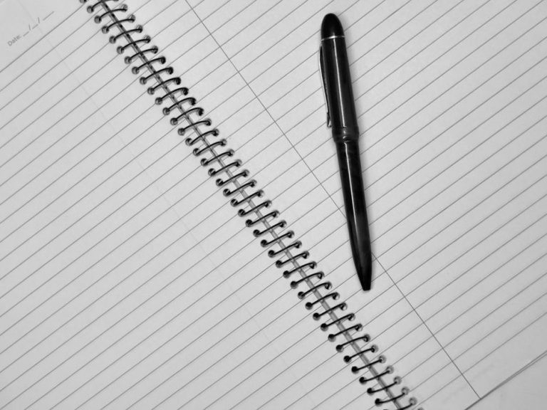 A notebook records meals and symptom times