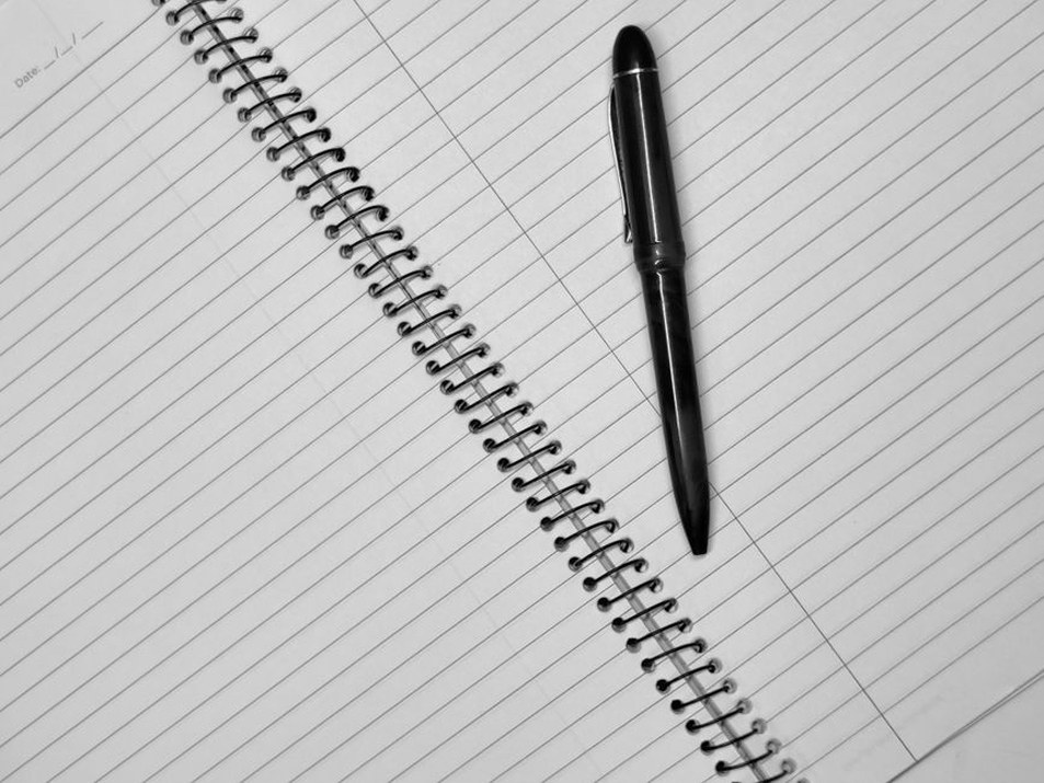 A notebook records meals and symptom times