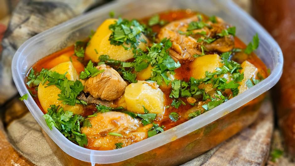 Prepared lunches with chicken, potatoes, and vegetables