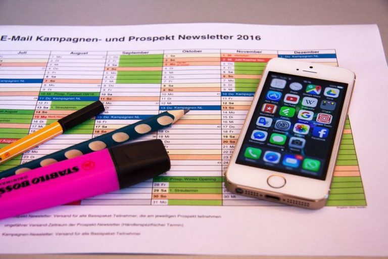 A simple calendar for planning useful email updates