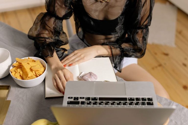 Shopper compares comments while choosing a pantry item