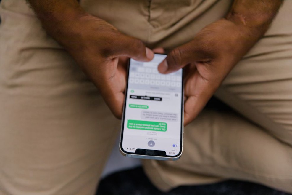Reader enters a question on a phone