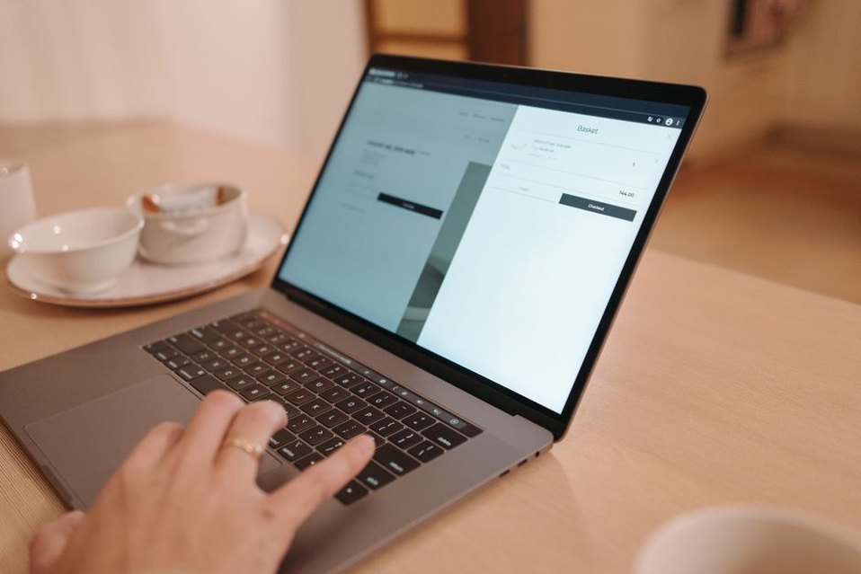 Hands testing page navigation without a mouse