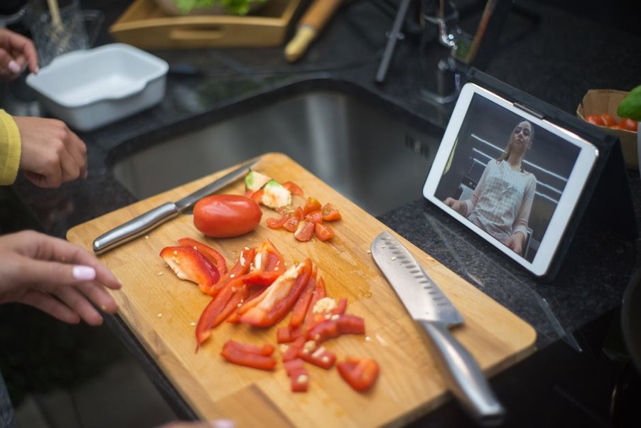 Cooking instructions appear as captions beneath a video